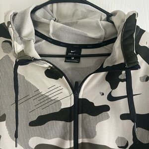 Men’s Large NWOT zip up Nike Camo hoodie